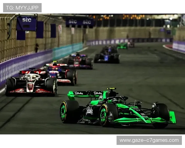 F1赛季最新动态：车队变动与技术革新引发关注 车手表现激烈竞争