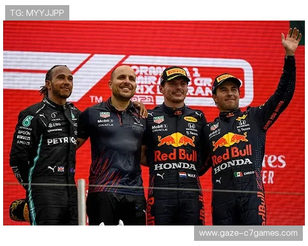 F1赛季激烈角逐 红牛车队凭借维斯塔潘再度称霸世界冠军